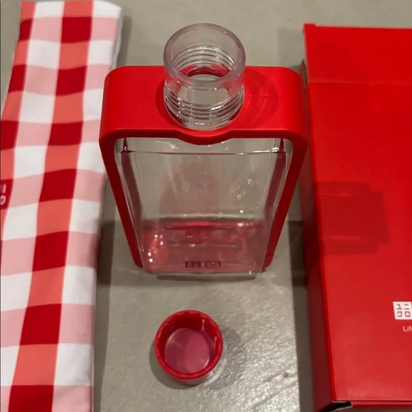 UNIQLO Limited Edition Red & White Checkered Mini Knot Bag & Reusable Bottle - Picture 9 of 9